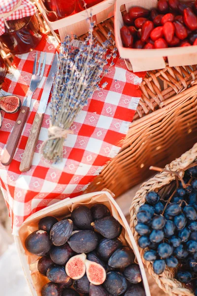 Juice, berries and lavender in a straw basket. — Stock Photo, Image