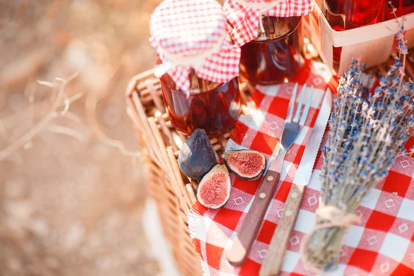 Succo, bacche e lavanda in un cesto di paglia . — Foto Stock