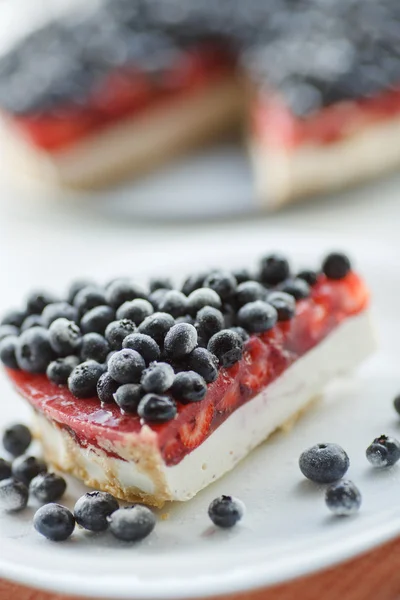 Arándanos frescos y tarta de arándanos . — Foto de Stock