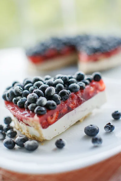 Arándanos frescos y tarta de arándanos . — Foto de Stock