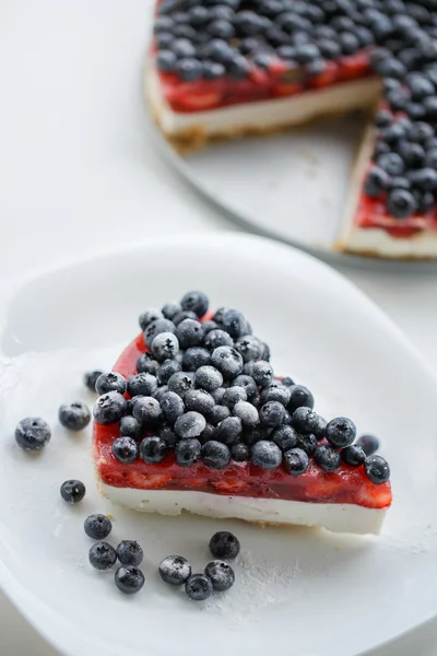 Arándanos frescos y tarta de arándanos . — Foto de Stock