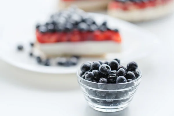 Arándanos frescos y tarta de arándanos . — Foto de Stock