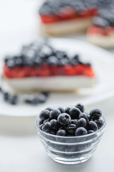 Arándanos frescos y tarta de arándanos . — Foto de Stock