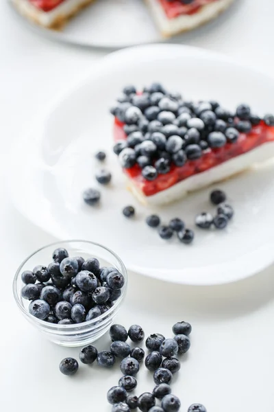 Arándanos frescos y tarta de arándanos . — Foto de Stock