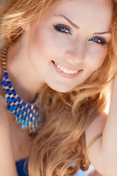Портрет молодой улыбающейся красивой женщины. — стоковое фото