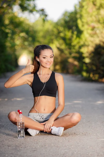 The girl drinks water after jogging — Stock Photo, Image