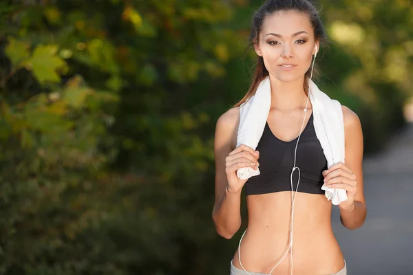 Chica después del deporte en el parque . — Foto de Stock