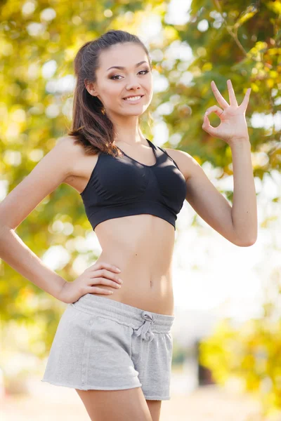 Das schöne Mädchen nach dem Fitnesstraining. — Stockfoto