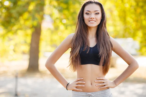 Das schöne Mädchen nach dem Fitnesstraining. — Stockfoto