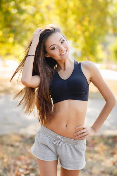 Das schöne Mädchen nach dem Fitnesstraining. — Stockfoto