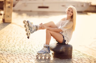 Tekerlekli paten parkta güzel kız.