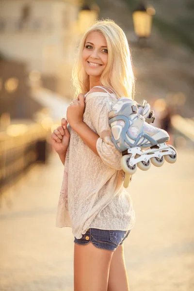 Menina bonita em patins no parque . — Fotografia de Stock