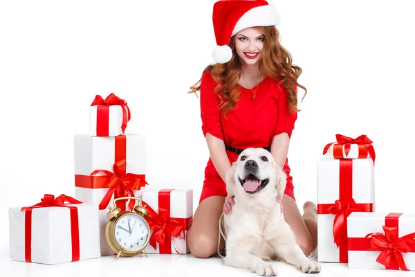 Donzela e cão labrador com presentes de Natal — Fotografia de Stock