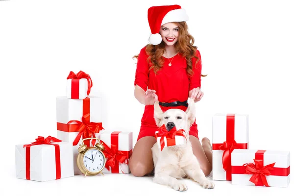 Donzela e cão labrador com presentes de Natal — Fotografia de Stock