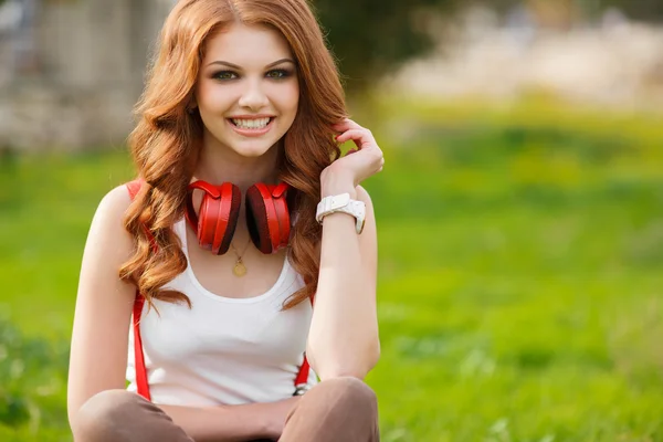 Schöne Frau mit Kopfhörern, die Musik hört. — Stockfoto