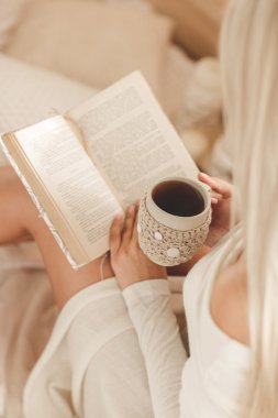 Kızı kahve içme ve evde kitap okurken