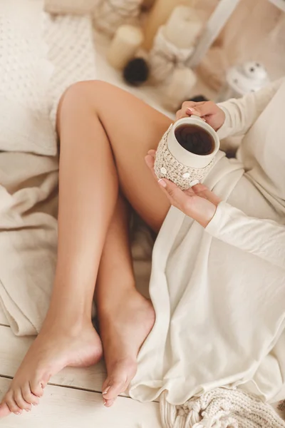 Νεαρή γυναίκα που πίνει καφέ στο σπίτι στο δωμάτιό του. — Φωτογραφία Αρχείου