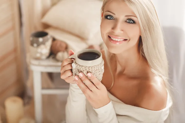 Jeune femme buvant du café dans sa chambre . — Photo