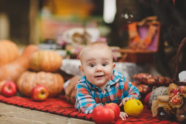 Kid playing in the yard of his house in the village — Stock Photo, Image