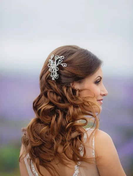 Bela noiva em vestido de noiva no campo de lavanda — Fotografia de Stock