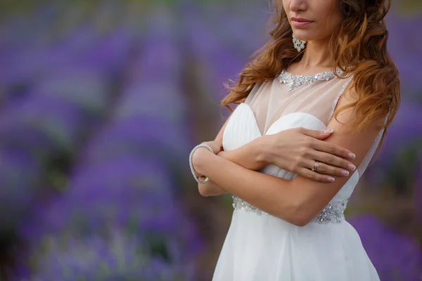 Bella sposa in abito da sposa in campo lavanda — Foto Stock