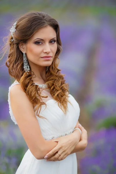 Hermosa novia en vestido de novia en el campo de lavanda — Foto de Stock