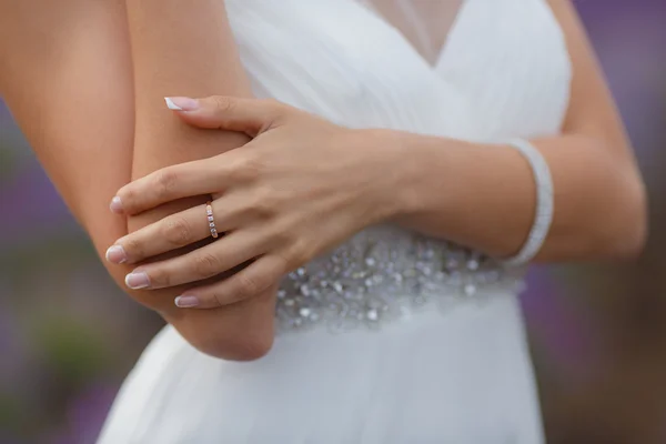 Gyönyörű menyasszony, esküvői ruha-levendula mező — Stock Fotó