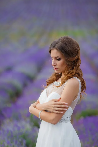 Vackra brud i bröllopsklänning i lavendel fält — Stockfoto