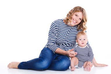 genç anne küçük oğlu ile oynama.