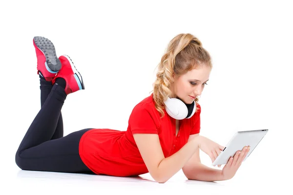 Девушка слушает музыку на планшетном компьютере . — стоковое фото