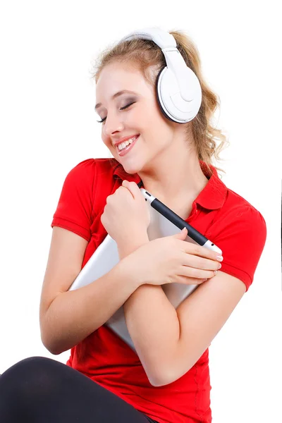 Mädchen hört Musik auf einem Tablet-Computer. — Stockfoto