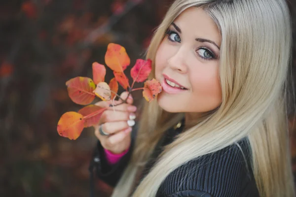 Autumn portrait of a beautiful blonde. — Stock Photo, Image