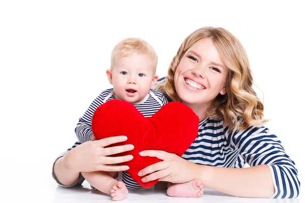 Feliz madre y su hijo sosteniendo un corazón rojo — Foto de Stock