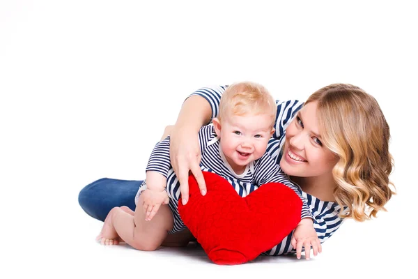 Mãe feliz e seu filho segurando um coração vermelho — Fotografia de Stock