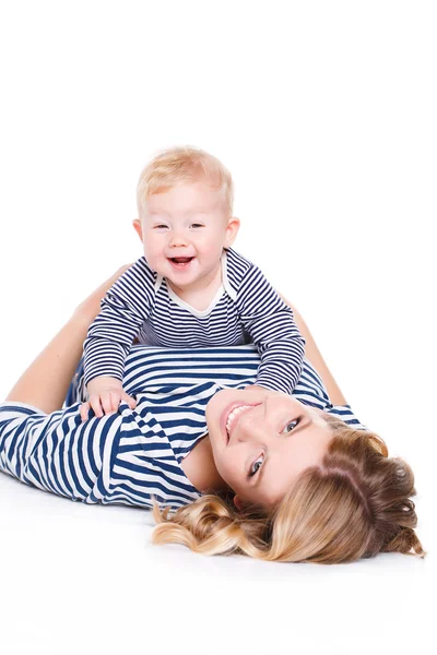 Joven madre jugando con su pequeño hijo . — Foto de Stock