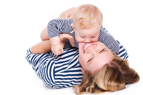 Junge Mutter spielt mit ihrem kleinen Sohn. — Stockfoto