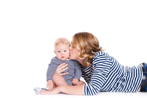 Jovem mãe brincando com seu filho . — Fotografia de Stock