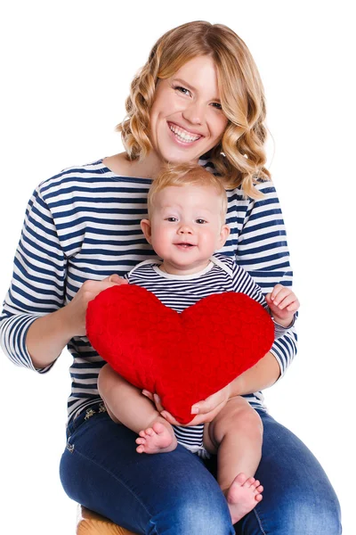Mãe feliz e seu filho segurando um coração vermelho — Fotografia de Stock