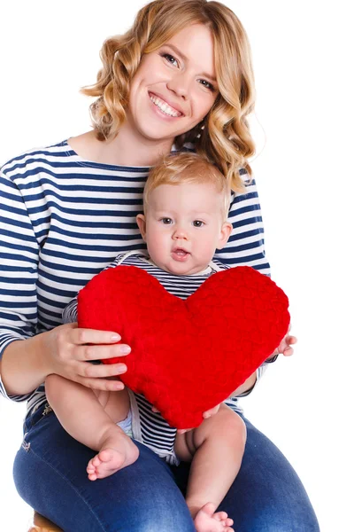 Feliz madre y su hijo sosteniendo un corazón rojo — Foto de Stock