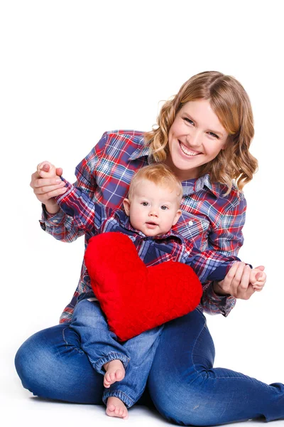 Szczęśliwa matka i jej dziecko gospodarstwa czerwonym sercem — Zdjęcie stockowe