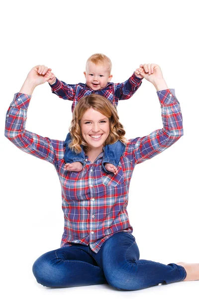 Junge Mutter spielt mit ihrem kleinen Sohn. — Stockfoto