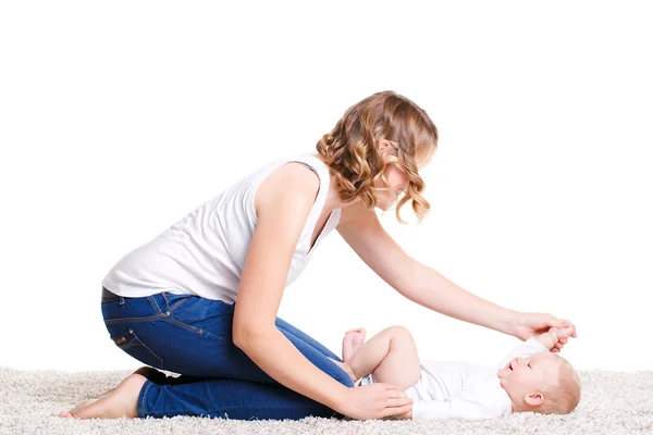 床に赤ちゃんと一緒にエクササイズのお母さん. — ストック写真
