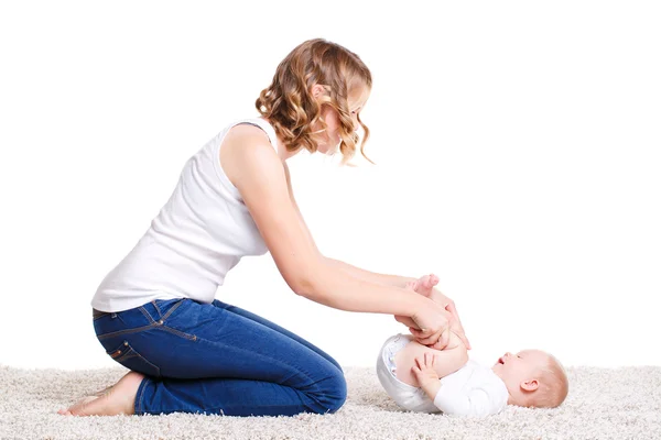 Maman faire des exercices avec votre bébé sur le sol . — Photo