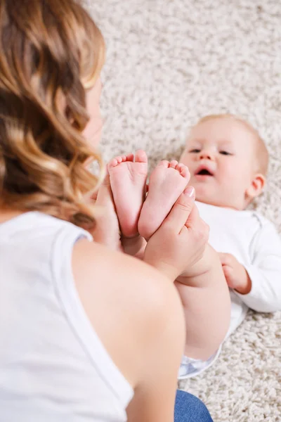 Mama robi ćwiczenia z dzieckiem na podłodze. — Zdjęcie stockowe