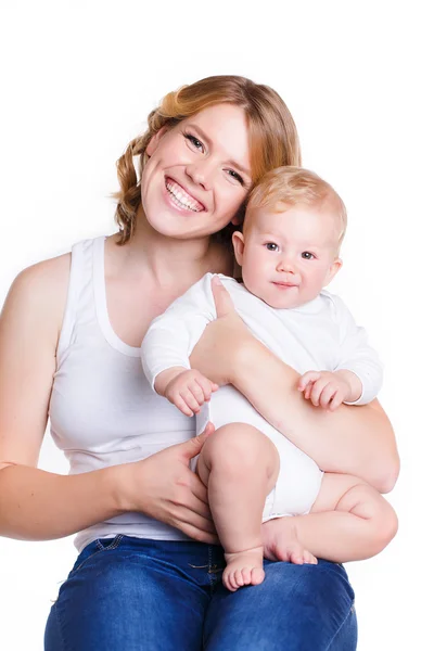 Junge Mutter spielt mit ihrem kleinen Sohn. — Stockfoto