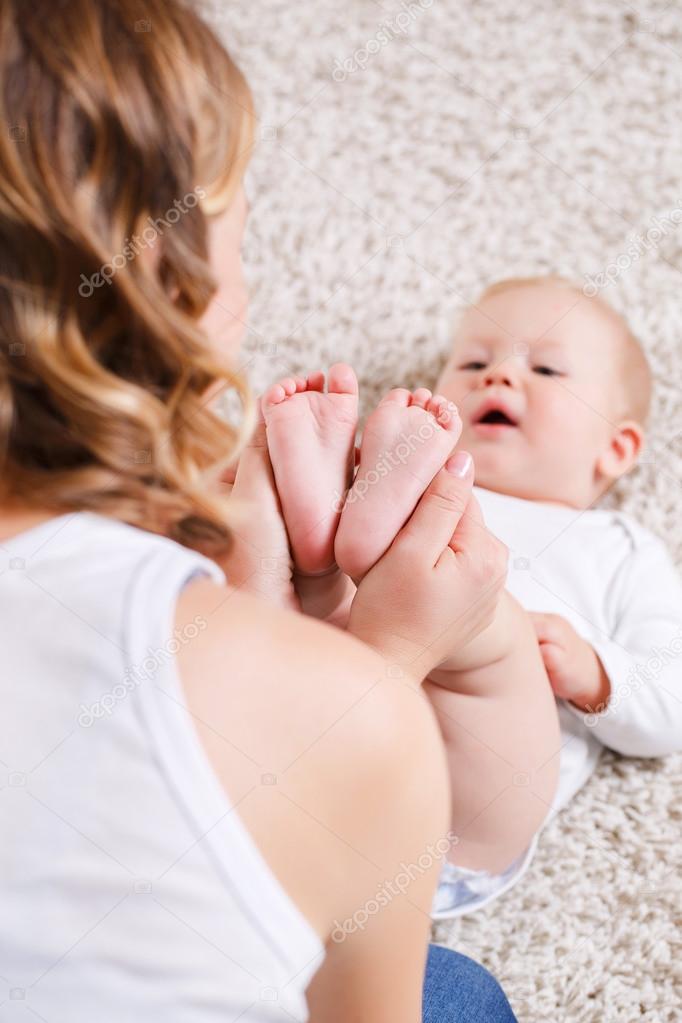 Maman Faire Des Exercices Avec Votre Bebe Sur Le Sol Image Libre De Droit Par Golyak C Maman Faire Des Exercices Avec Votre Bebe Sur Le Sol Image Libre De Droit Par Golyak C