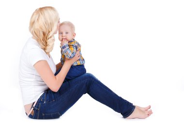 genç anne küçük oğlu ile oynama.