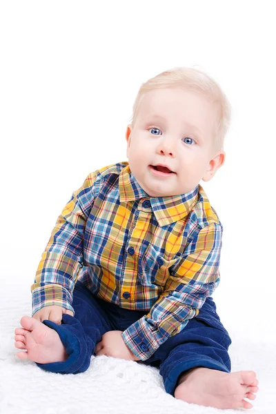 Porträtt av en liten pojke på vit bakgrund. — Stockfoto