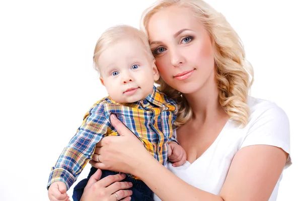 Junge Mutter spielt mit ihrem kleinen Sohn. — Stockfoto