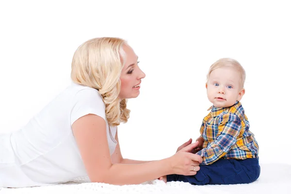 Junge Mutter spielt mit ihrem kleinen Sohn. — Stockfoto